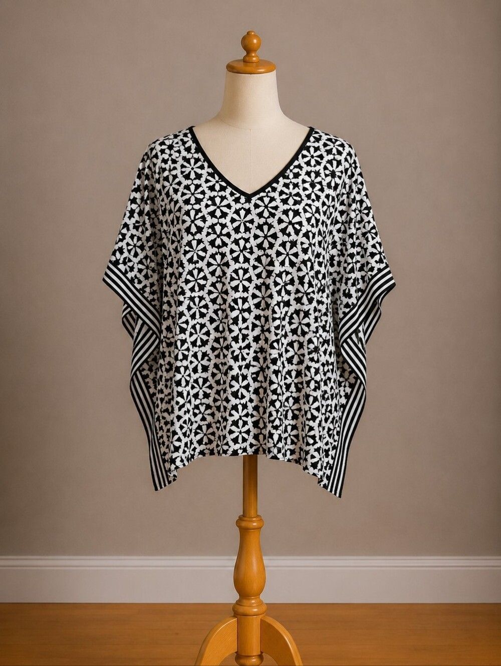 Roz & Ali Black and White Geometric Blouse